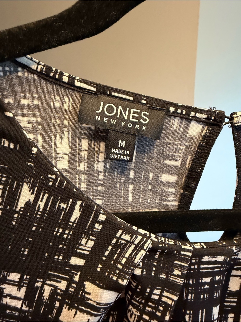 Jones New York Black and White Abstract Print Shell - Picture 2 of 9